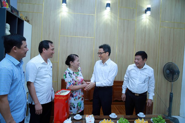Phó Thủ tướng Vũ Đức Đam thăm nữ anh hùng ‘đếm bom’ ở Đồng Lộc - Ảnh 2.