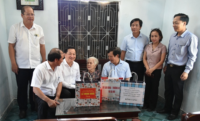 Đồng chí Lê Minh Khái tặng quà, tri ân người có công, gia đình chính sách - Ảnh 8.