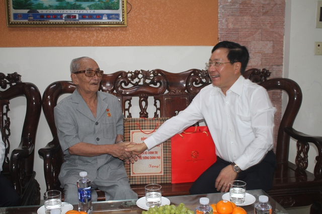 Đồng chí Phạm Bình Minh thăm, tặng quà tri ân người có công với cách mạng trên địa bàn Đà Nẵng - Ảnh 5.