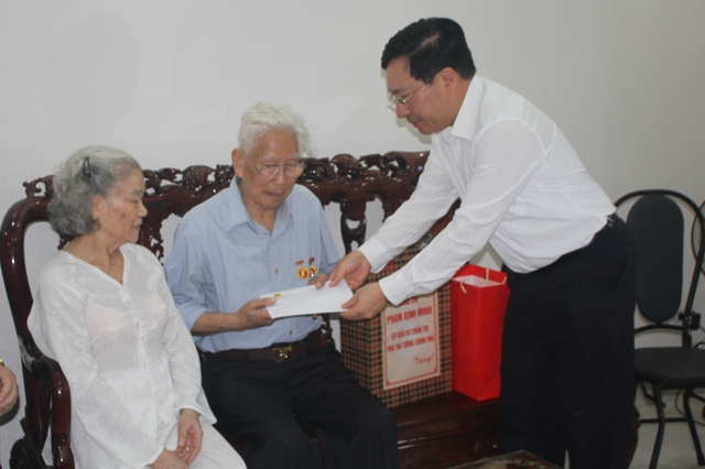 Đồng chí Phạm Bình Minh thăm, tặng quà tri ân người có công với cách mạng trên địa bàn Đà Nẵng - Ảnh 6.