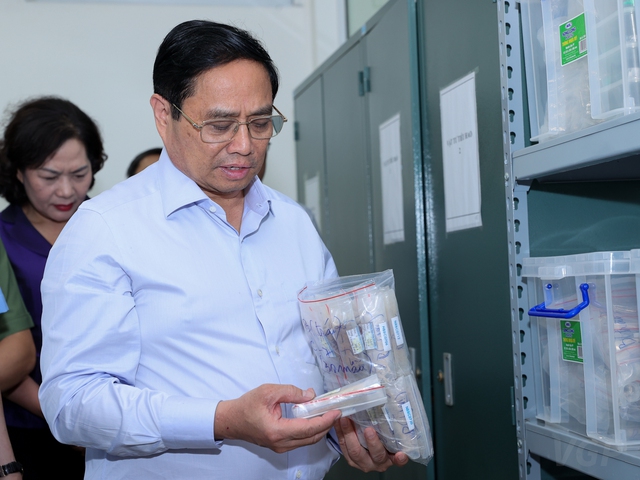 Thủ tướng: Hàng trăm nghìn liệt sĩ chưa xác định được thông tin là hàng triệu nỗi đau, trăn trở của những người còn sống - Ảnh 3. Thủ tướng: Hàng trăm nghìn liệt sĩ chưa xác định được thông tin là hàng triệu nỗi đau, trăn trở của những người còn sống - Ảnh 3.