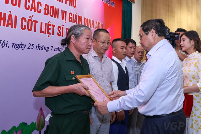 Thủ tướng: Hàng trăm nghìn liệt sĩ chưa xác định được thông tin là hàng triệu nỗi đau, trăn trở của những người còn sống - Ảnh 7. Thủ tướng: Hàng trăm nghìn liệt sĩ chưa xác định được thông tin là hàng triệu nỗi đau, trăn trở của những người còn sống - Ảnh 7.