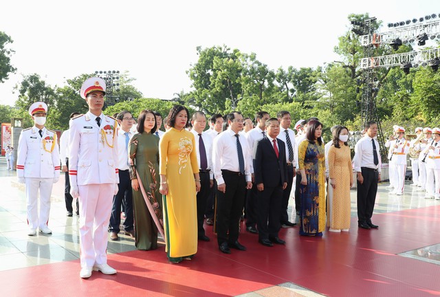 Chùm ảnh: Lãnh đạo Đảng, Nhà nước tưởng nhớ Chủ tịch Hồ Chí Minh và các Anh hùng liệt sĩ - Ảnh 5.
