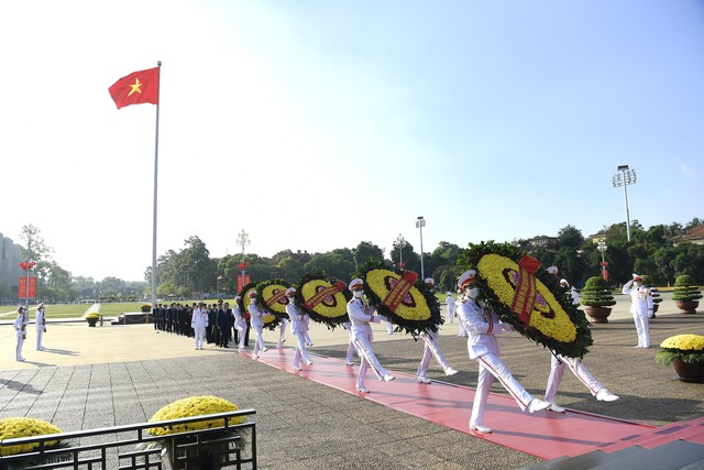 Chùm ảnh: Lãnh đạo Đảng, Nhà nước tưởng nhớ Chủ tịch Hồ Chí Minh và các Anh hùng liệt sĩ - Ảnh 3.