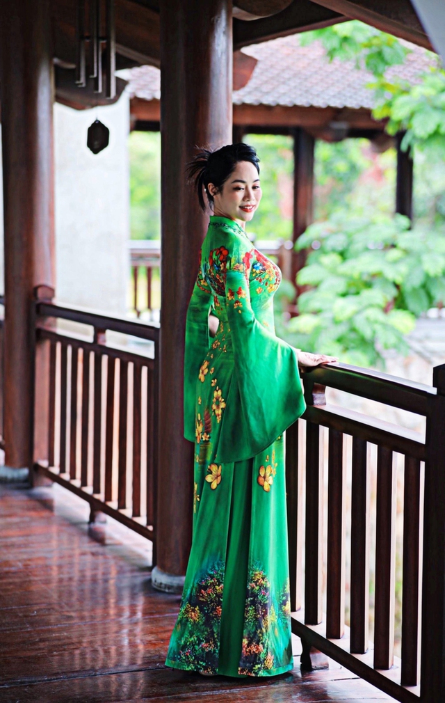 Danh thắng Hạ Long được khắc họa tuyệt đẹp trên tà áo dài - Ảnh 7. Danh thắng Hạ Long được khắc họa tuyệt đẹp trên tà áo dài - Ảnh 7.
