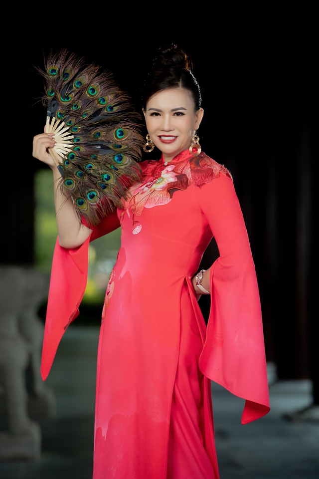 Danh thắng Hạ Long được khắc họa tuyệt đẹp trên tà áo dài - Ảnh 4. Danh thắng Hạ Long được khắc họa tuyệt đẹp trên tà áo dài - Ảnh 4.