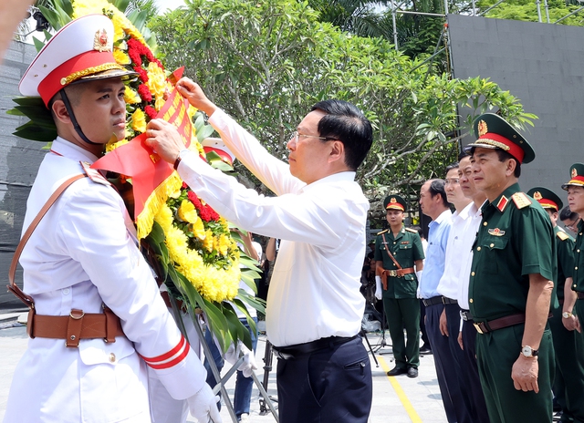 Phó Thủ tướng Thường trực dâng hương tưởng nhớ các liệt sĩ Nghĩa trang Liệt sĩ quốc gia Vị Xuyên - Ảnh 1.