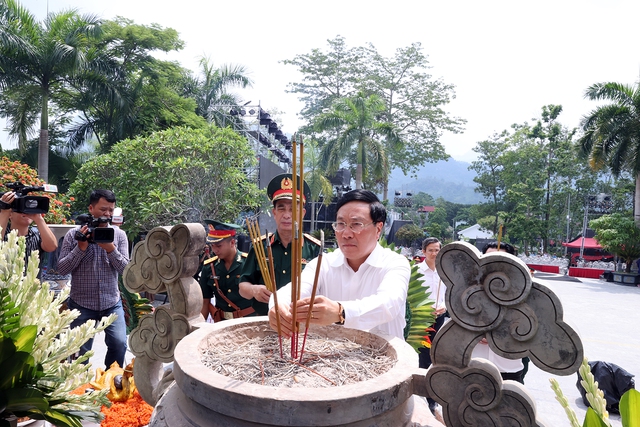 Phó Thủ tướng Thường trực dâng hương tưởng nhớ các liệt sĩ Nghĩa trang Liệt sĩ quốc gia Vị Xuyên - Ảnh 2.