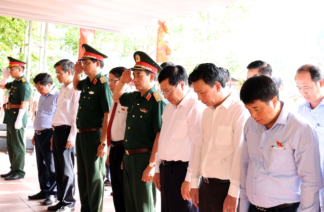 Phó Thủ tướng Thường trực dâng hương tại Nghĩa trang Liệt sĩ quốc gia Vị Xuyên - Ảnh 4.