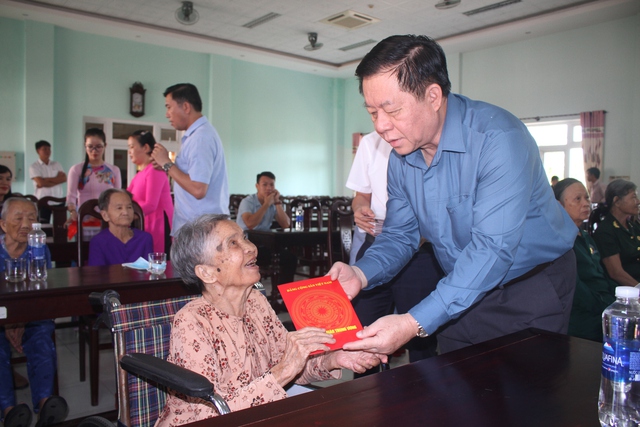 Trưởng Ban Tuyên giáo Trung ương thăm, động viên người có công tại Quảng Nam - Ảnh 3.
