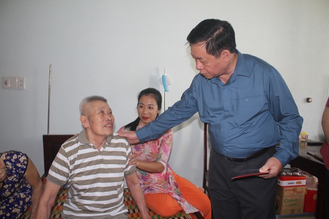 Trưởng Ban Tuyên giáo Trung ương thăm, động viên người có công tại Quảng Nam - Ảnh 1.