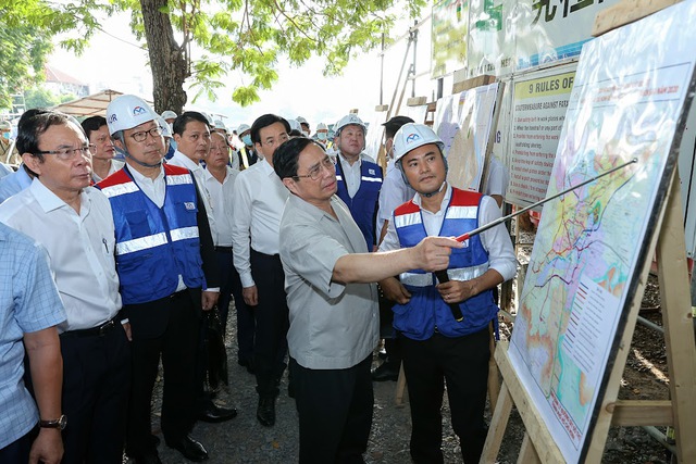 Thủ tướng khảo sát dự án Metro Bến Thành - Suối Tiên - Ảnh: VGP/Nhật Bắc
