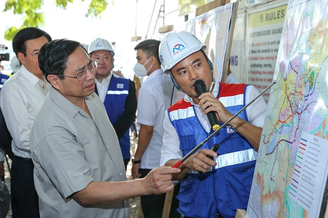 Thủ tướng nghe báo cáo tiến độ dự án metro Bến Thành - Suối Tiên - Ảnh: VGP/Nhật Bắc