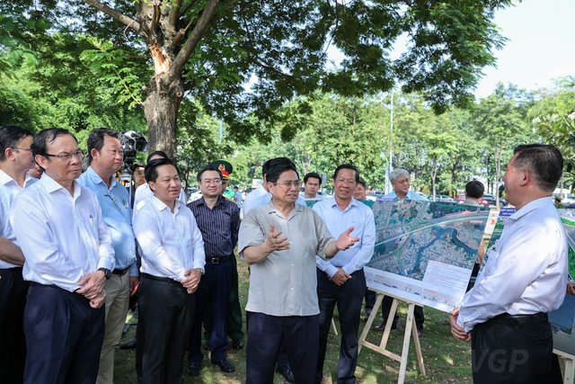 Thủ tướng khảo sát 2 dự án giao thông trọng điểm, làm việc với lãnh đạo TPHCM - Ảnh 11.