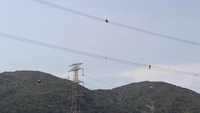 Đường dây 500kV Vũng Áng - Quảng Trạch sẵn sàng đóng điện kỹ thuật - Ảnh 1.