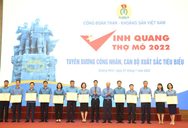 TKV tuyên dương 150 công nhân, cán bộ xuất sắc tiêu biểu - Ảnh 1. TKV tuyên dương 150 công nhân, cán bộ xuất sắc tiêu biểu - Ảnh 1.