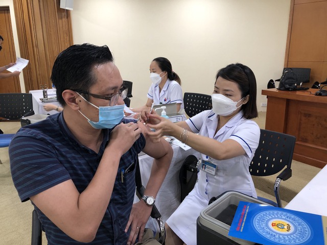 Tổng LĐLĐ Việt Nam kêu gọi CNVCLĐ tiêm phòng vaccine COVID-19 - Ảnh 1.