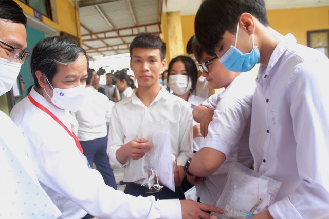 Bộ trưởng Nguyễn Kim Sơn động viên thí sinh, giáo viên trong buổi thi đầu tiên - Ảnh 1.