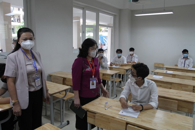 Bộ trưởng Nguyễn Kim Sơn động viên thí sinh, giáo viên trong buổi thi đầu tiên - Ảnh 2.