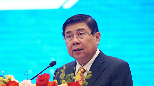 Bộ Chính trị kỷ luật cảnh cáo nguyên chủ tịch UBND TPHCM Nguyễn Thành Phong - Ảnh 1.