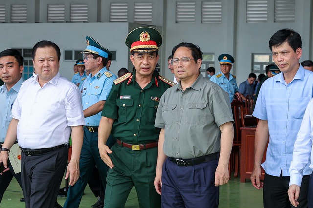 Thủ tướng khảo sát thực địa, chỉ đạo giải quyết tình trạng quá tải sân bay Tân Sơn Nhất - Ảnh 1.