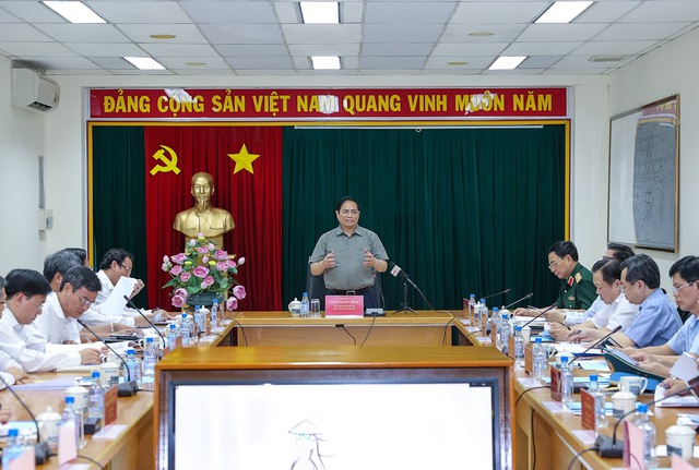 Thủ tướng khảo sát thực địa, chỉ đạo giải quyết tình trạng quá tải sân bay Tân Sơn Nhất - Ảnh 2.