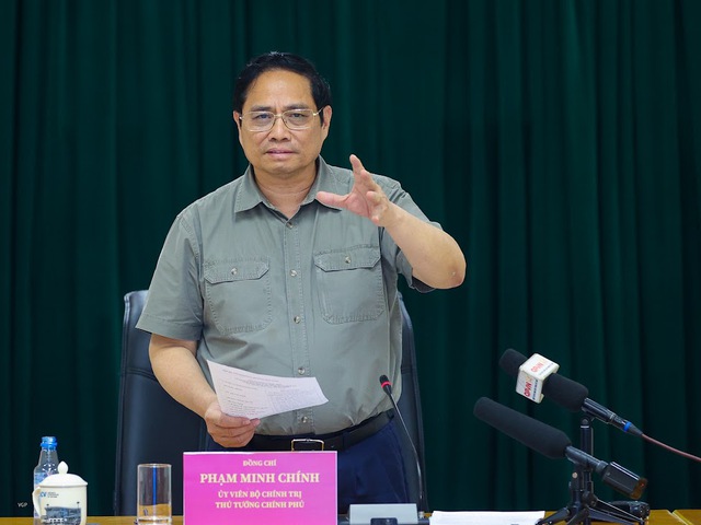 Thủ tướng khảo sát thực địa, chỉ đạo giải quyết tình trạng quá tải sân bay Tân Sơn Nhất - Ảnh 3.