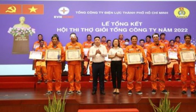 80 kỹ sư, công nhân đạt danh hiệu thợ giỏi ngành điện TPHCM năm 2022 - Ảnh 1.