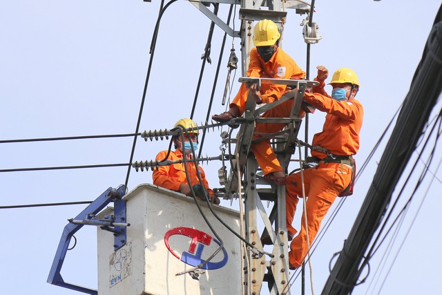 EVNCPC đoàn kết, vượt khó bảo đảm cung cấp điện cho miền Trung – Tây Nguyên - Ảnh 3.