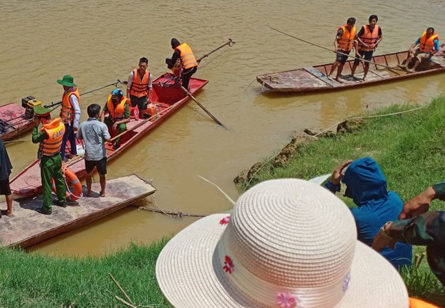 Lật thuyền ở Lào Cai làm 5 người chết và mất tích: Tập trung tìm kiếm nạn nhân