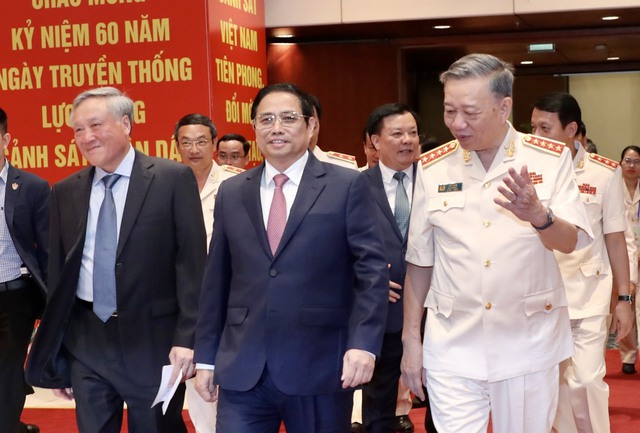 Thủ tướng Chính phủ Phạm Minh Chính, Bộ trưởng Bộ Công an Tô Lâm, cùng các đại biểu tham dự tham dự Lễ kỷ niệm 60 năm Ngày truyền thống lực lượng cảnh sát nhân dân - Ảnh: VGP/Nhật Bắc