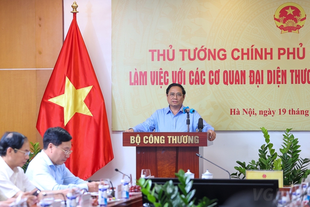 Thủ tướng chủ trì hội nghị trực tuyến với hệ thống thương vụ Việt Nam tại 176 thị trường nước ngoài - Ảnh 1.