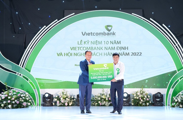 Vietcombank trao 5 tỷ đồng hỗ trợ kinh phí xây dựng trường học - Ảnh 1.