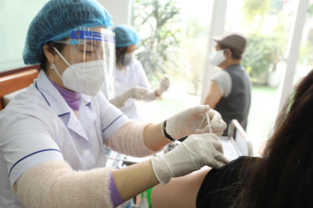 Quyền Bộ trưởng Bộ Y tế: Số ca mắc và chuyển nặng do COVID-19 gia tăng - Ảnh 2. Quyền Bộ trưởng Bộ Y tế: Số ca mắc và chuyển nặng do COVID-19 gia tăng - Ảnh 2.