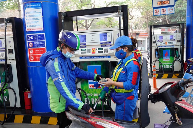 Xăng giữ nguyên, dầu tăng giá - Ảnh 1. Xăng giữ nguyên, dầu tăng giá - Ảnh 1.