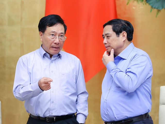 Thủ tướng Phạm Minh Chính và Phó Thủ tướng Phạm Bình Minh trao đổi tại phiên họp - Ảnh: VGP/Nhật Bắc