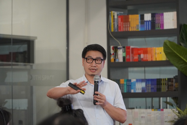 TS. Vũ Anh Tuấn cho rằng xe buýt kết nối sân bay sẽ giúp giải quyết tình trạng lộn xộn hiện tại ở Tân Sơn Nhất - Ảnh: Internet