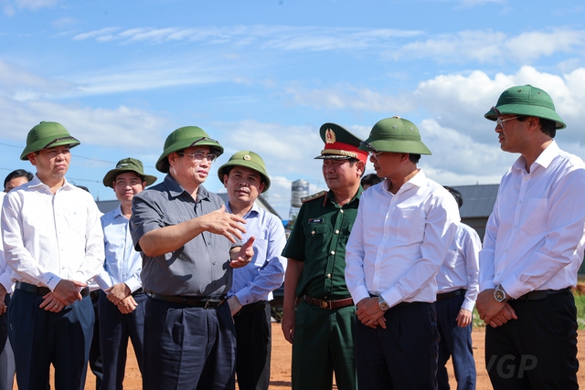Thủ tướng trao đổi với các đơn vị liên quan tại buổi kiểm tra dự án sân bay Sa Pa - Ảnh: VGP/Nhật Bắc