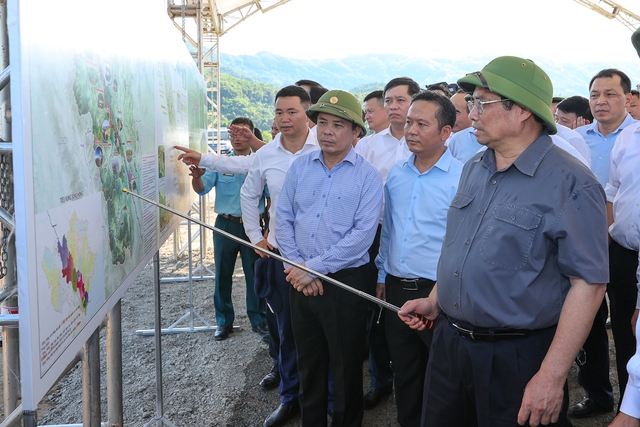 Thủ tướng khảo sát dự án sân bay Sa Pa, đường nối cao tốc Nội Bài - Lào Cai tới Sa Pa - Ảnh 1.
