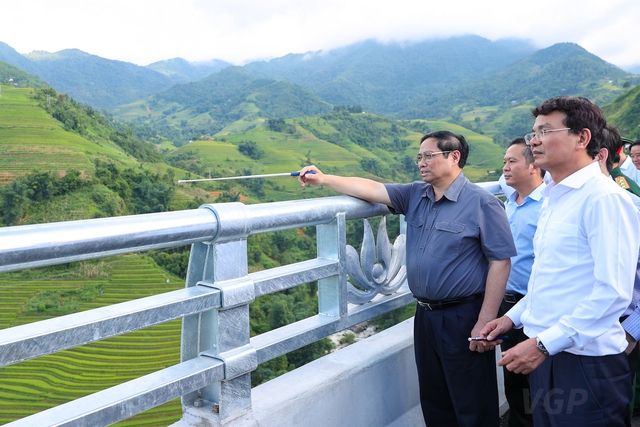 Thủ tướng kiểm tra tiến độ dự án xây dựng đường nối cao tốc Nội Bài - Lào Cai đến thị trấn Sa Pa - Ảnh: VGP/Nhật Bắc