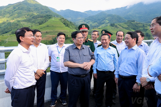Thủ tướng Phạm Minh Chính yêu cầu đơn vị thi công đẩy nhanh tiến độ thi công song phải đảm bảo chất lượng, kỹ thuật, mỹ thuật công trình - Ảnh: VGP/Nhật Bắc
