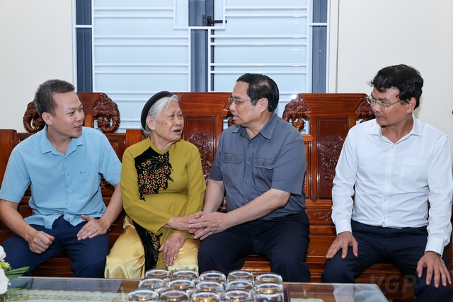 Thủ tướng Phạm Minh Chính đã tới thăm, tặng quà Mẹ Việt Nam anh hùng Trần Thị Doanh - Ảnh: VGP/Nhật Bắc