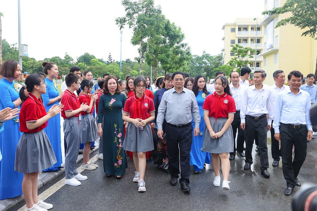 Thủ tướng Phạm Minh Chính đến thăm Cụm liên trường TP. Lào Cai. Ảnh: VGP/Nhật Bắc