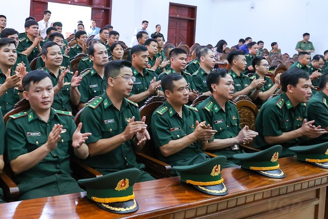 Cán bộ, chiến sĩ Bộ đội Biên phòng Lào Cai tại cuộc gặp. Ảnh: VGP/Nhật Bắc