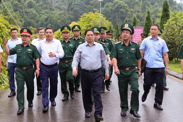Thủ tướng Phạm Minh Chính và đoàn công tác tới thăm, động viên cán bộ, chiến sĩ Bộ đội Biên phòng tỉnh Lào Cai. Ảnh: VGP/Nhật Bắc