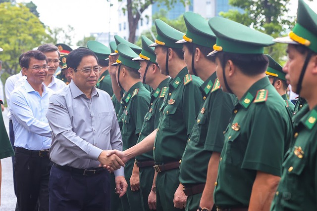 Thủ tướng Phạm Minh Chính động viên cán bộ, chiến sĩ Bộ đội Biên phòng tỉnh Lào Cai. Ảnh: VGP/Nhật Bắc