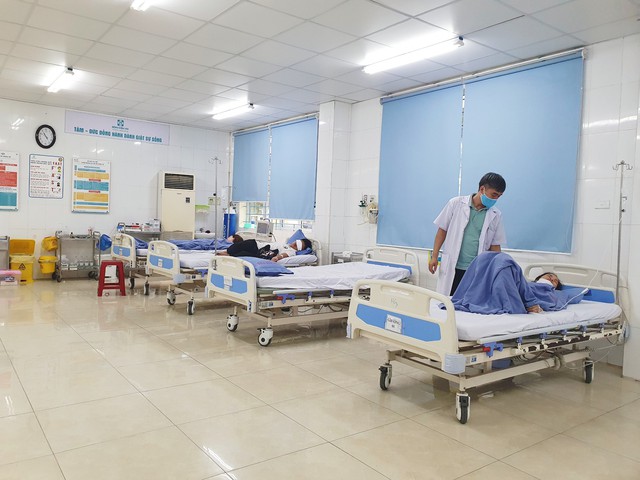 Đà Nẵng: Thông tin vụ hàng loạt du khách nhập viện nghi do ngộ độc thực phẩm - Ảnh 1. Đà Nẵng: Thông tin vụ hàng loạt du khách nhập viện nghi do ngộ độc thực phẩm - Ảnh 1.