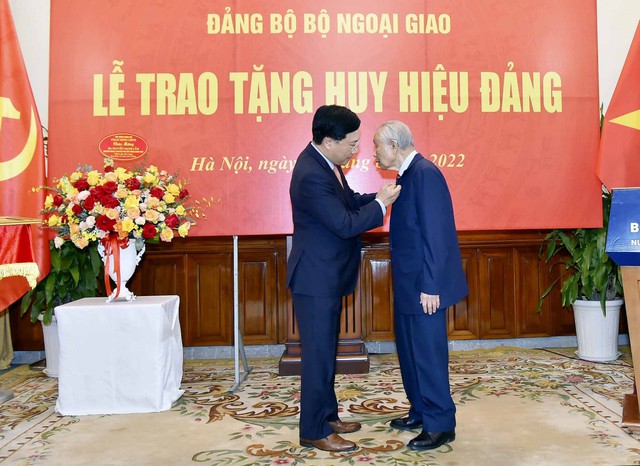 Trao tặng Huy hiệu 75 năm tuổi Đảng cho nguyên Phó Thủ tướng, Bộ trưởng Ngoại giao Nguyễn Mạnh Cầm - Ảnh 1. Trao tặng Huy hiệu 75 năm tuổi Đảng cho nguyên Phó Thủ tướng, Bộ trưởng Ngoại giao Nguyễn Mạnh Cầm - Ảnh 1.