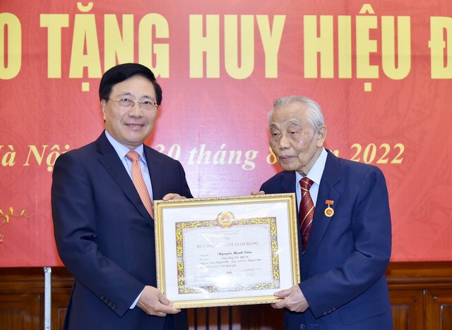 Trao tặng Huy hiệu 75 năm tuổi Đảng cho nguyên Phó Thủ tướng, Bộ trưởng Ngoại giao Nguyễn Mạnh Cầm - Ảnh 2.