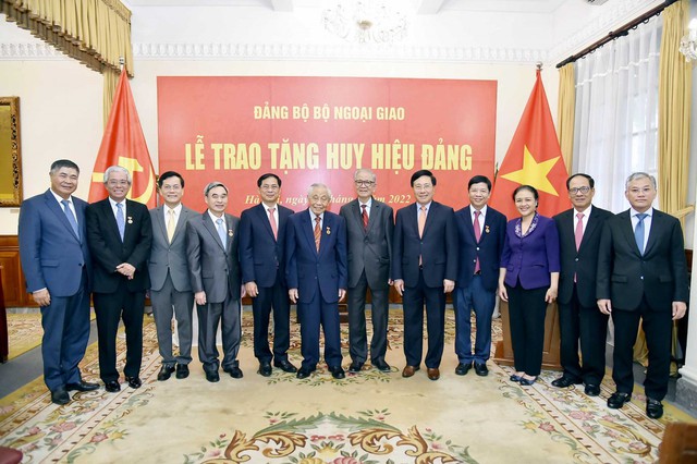 Trao tặng Huy hiệu 75 năm tuổi Đảng cho nguyên Phó Thủ tướng, Bộ trưởng Ngoại giao Nguyễn Mạnh Cầm - Ảnh 4.